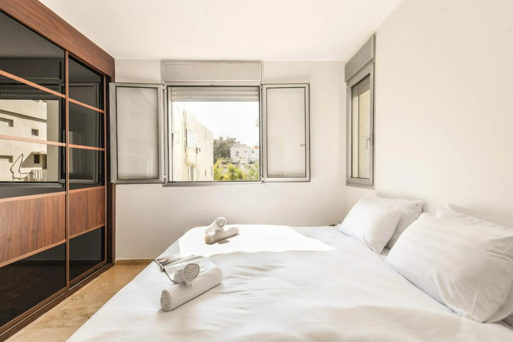 Sea View apt on Gordon 10 with Balcony and private parking