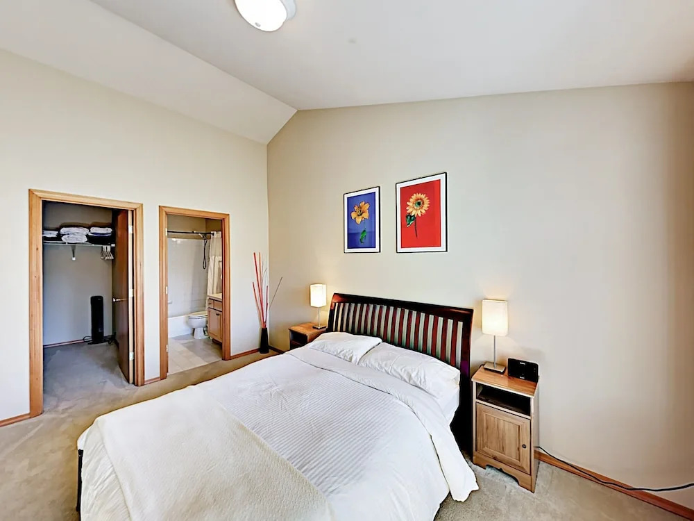 W/ Patio Short Walk To Bus Line 2 Bedroom Townhouse