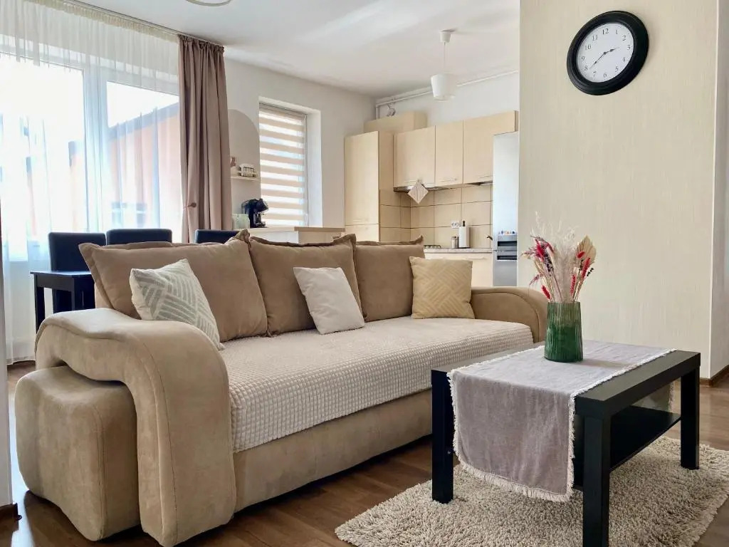 Wanderlust Home Cream, Rasnov Apt for 4, Wifi and Free Parking