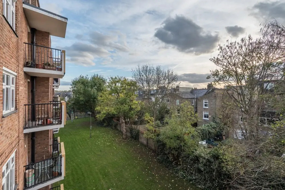 Stunning and Warm Home in Wandsworth by Underthedoormat