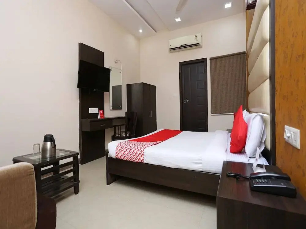 Hotel Amara by OYO Rooms