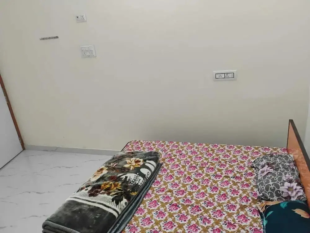 Geeta Teerth Guest House AC and Non AC Rooms