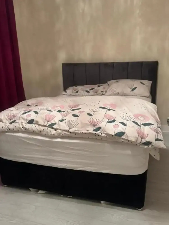 Komegloba Mega room, Moston Station