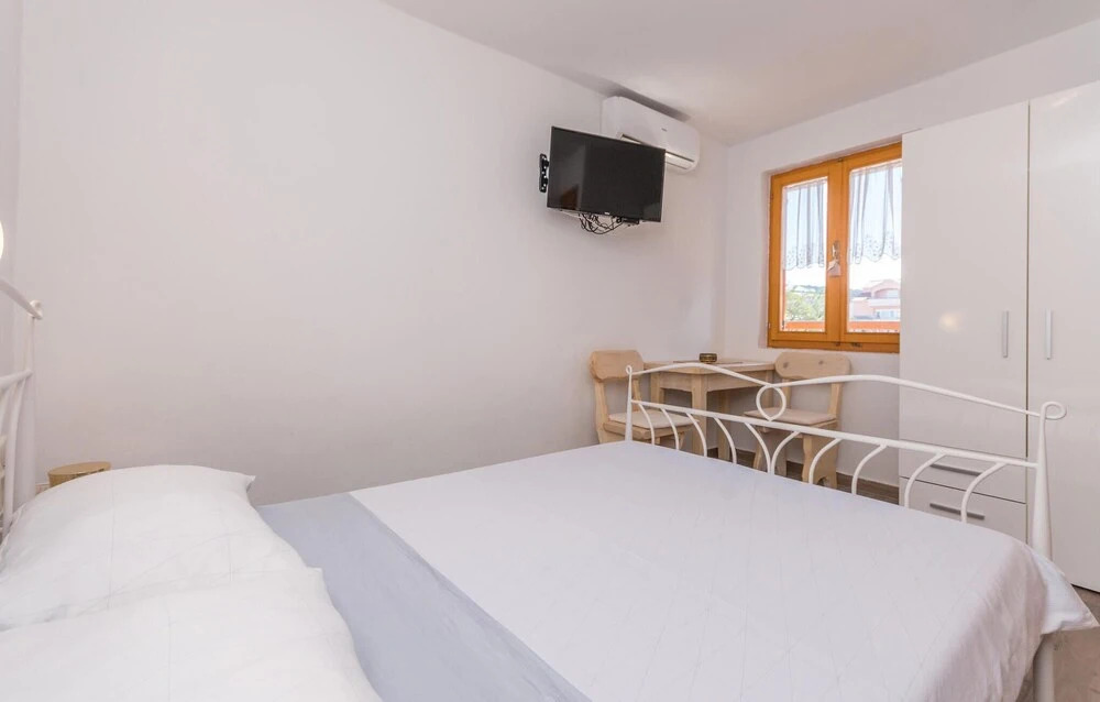 1 Bedroom Pet Friendly Home In Bibinje