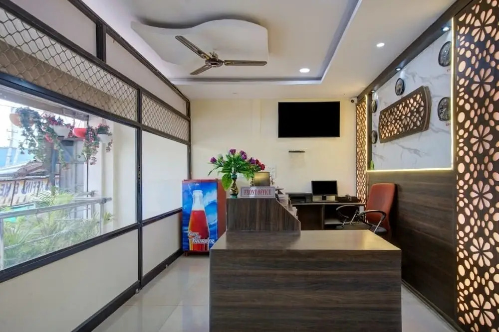 iROOMZ Hotel Sweekar Suites