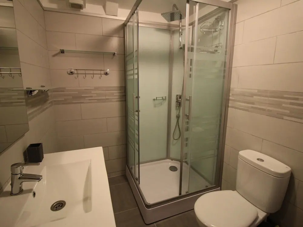 2 bedroom apartment within walking distance to the beach