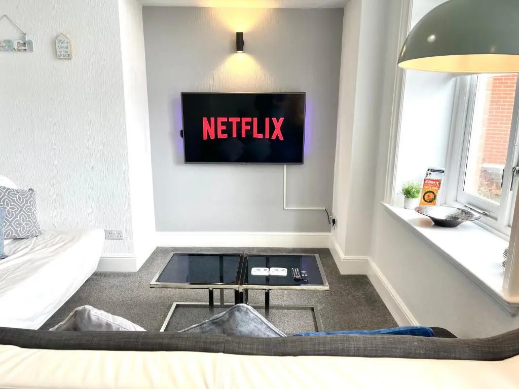 Modern Family Apartment FREE Parking and Gym by Beach