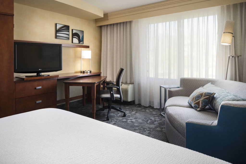 Courtyard by Marriott Kansas City Shawnee