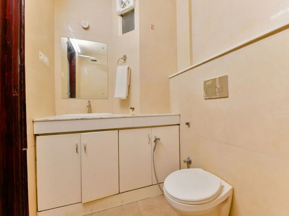 OYO 16663 Plaza Suites Hotel
