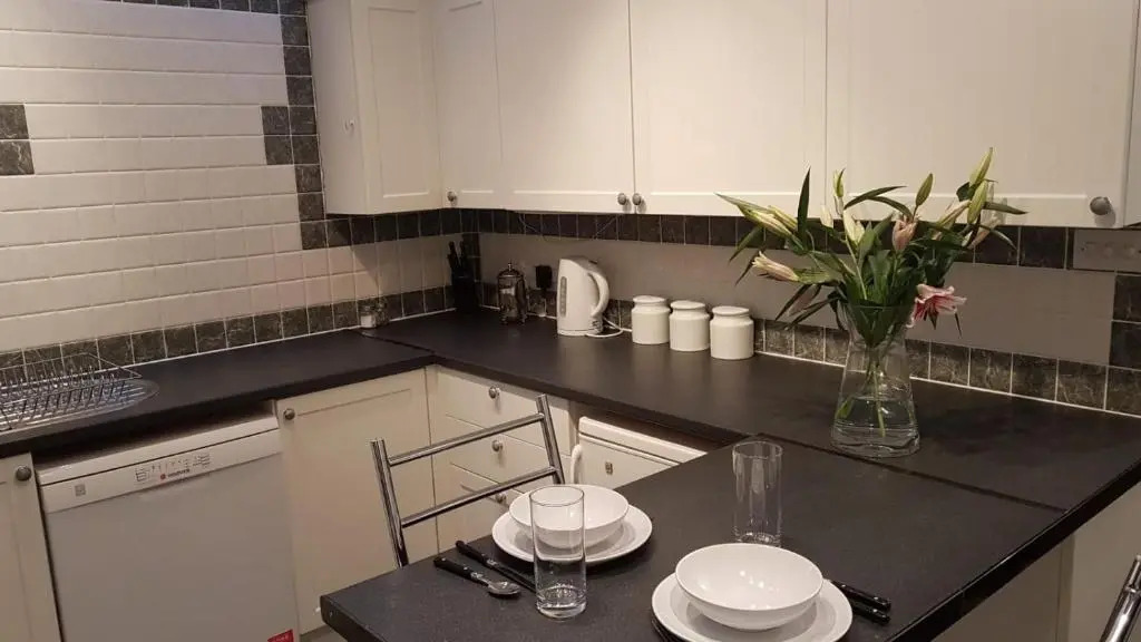 Spacious 5 Bed Apartment Ideal for Contractors with parking in Iffley, Oxford by BedsAway