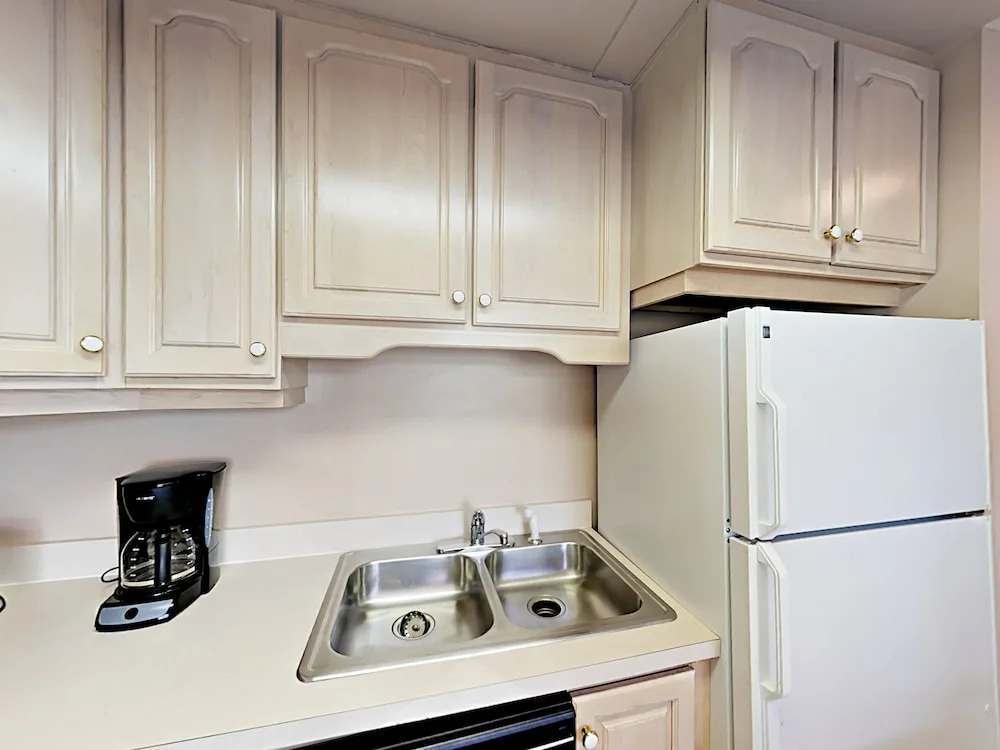 Snowmass Condo Near Treehouse Ski School by RedAwning