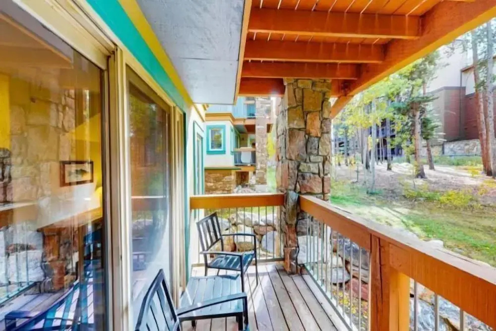 Renovated 2 Bedroom Condo Next to Snowflake Lift - Walk to Lifts and Town!