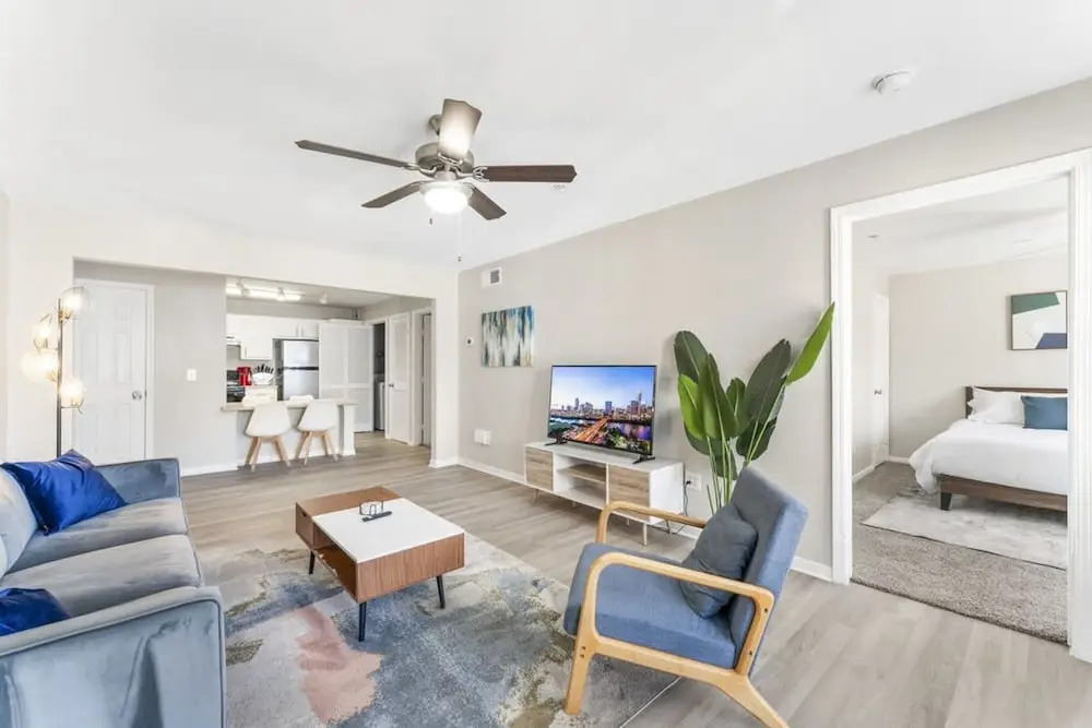 Ideal 2BR King Suite w Gym Pool Close to Downtown