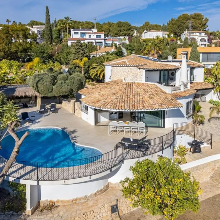 Huswell - Relax in luxury at this stunning seaside Villa