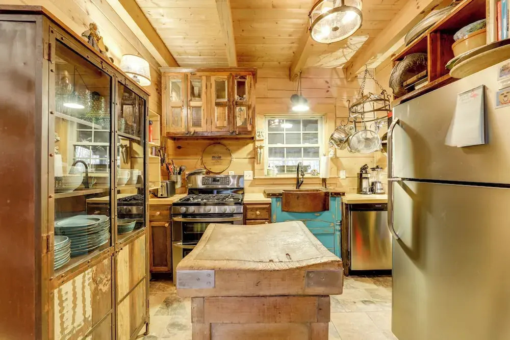 Creekside Cabin in the Heart of Maggie Valley