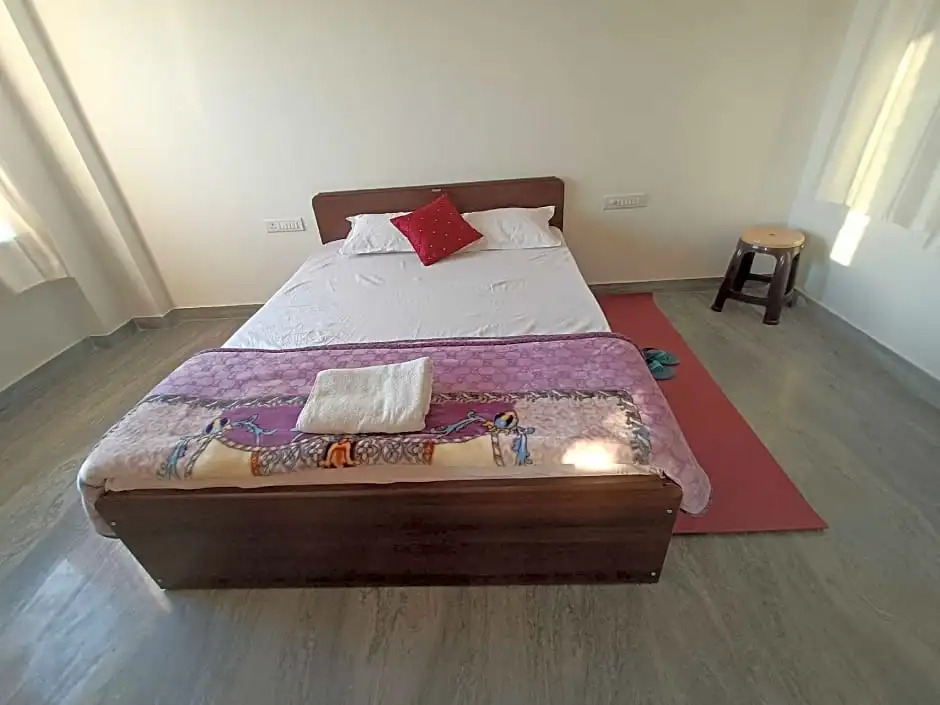 OYO HOME 84939 Choudhary White House