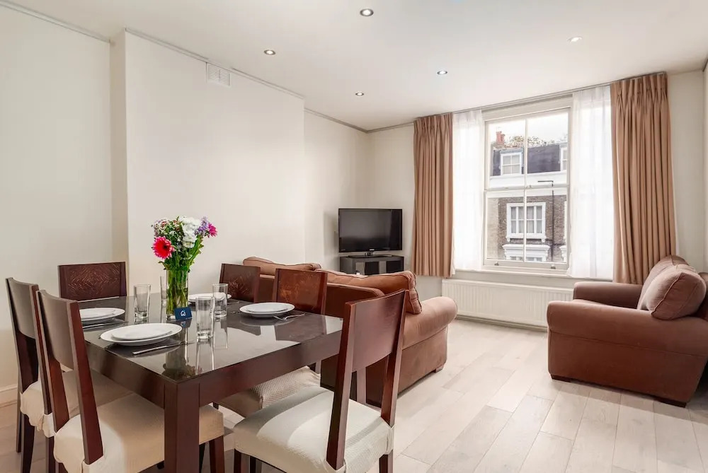 Bright Eardley Crescent Nest