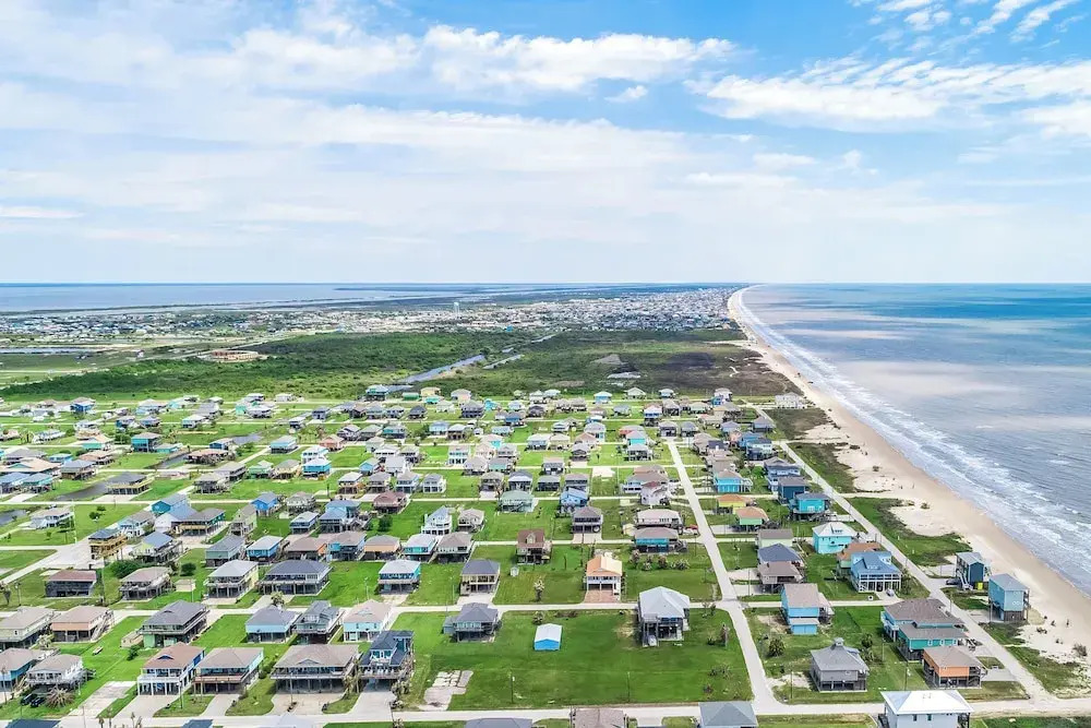 Walk to Beach: Coastal Gem in Bolivar Peninsula!