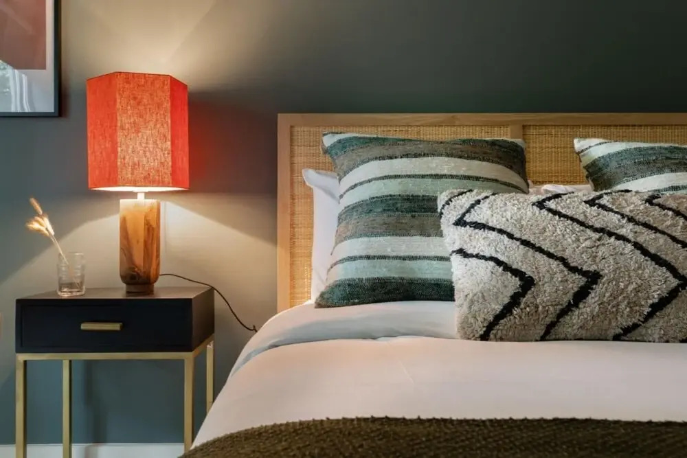 The Bow Mews - Modern Bright 2bdr Apartment With Patio