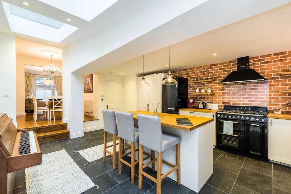 Stunning Spacious 4BD House With Garden - Sleeps 8