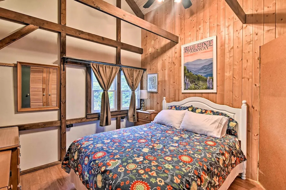 6 Mi to Grandfather Mtn: Lake Cottage w/ Deck
