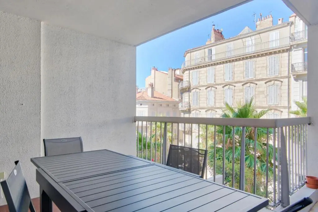 1br w AC and terrace in the heart of Toulon near train station Welkeys