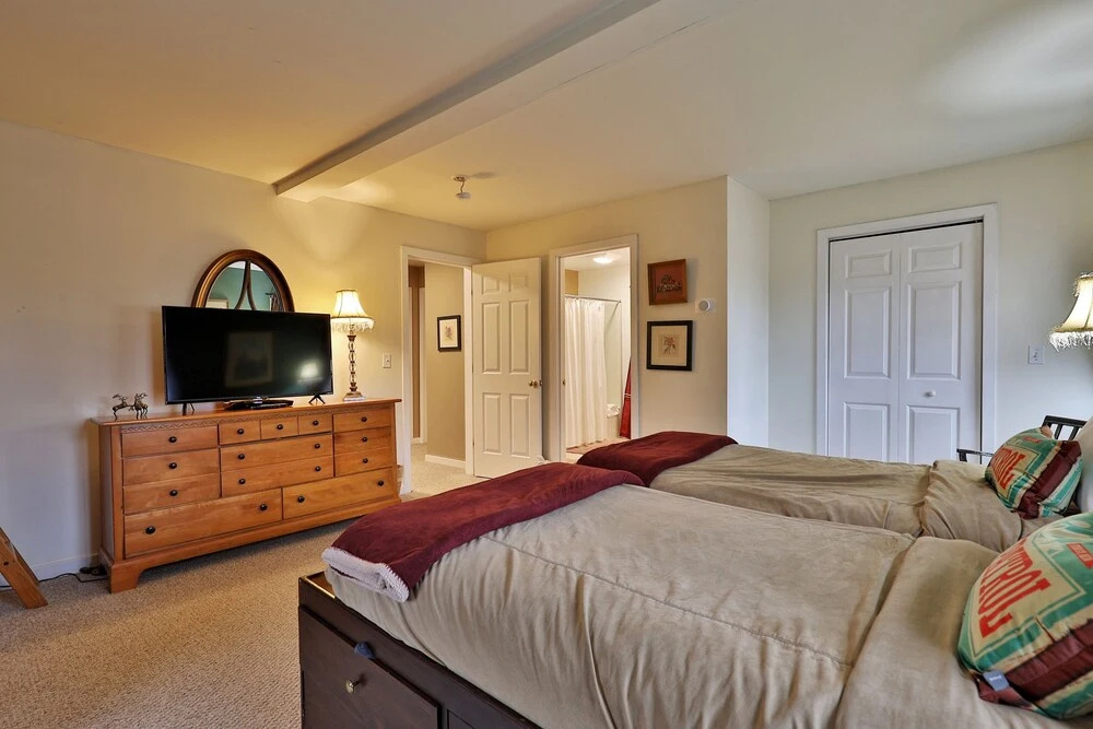 The Tanglewood Lodge- Amazing Ski Home for Groups, Hot Tub, Close to Killington Resort! home