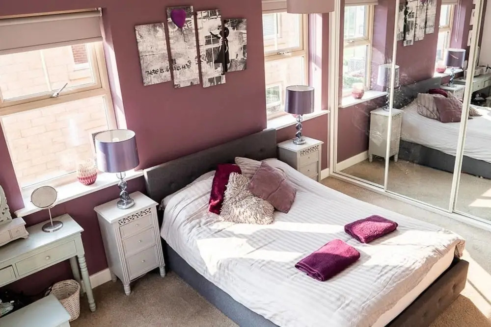 Modern Canalside City Townhouse - Parking & Garden