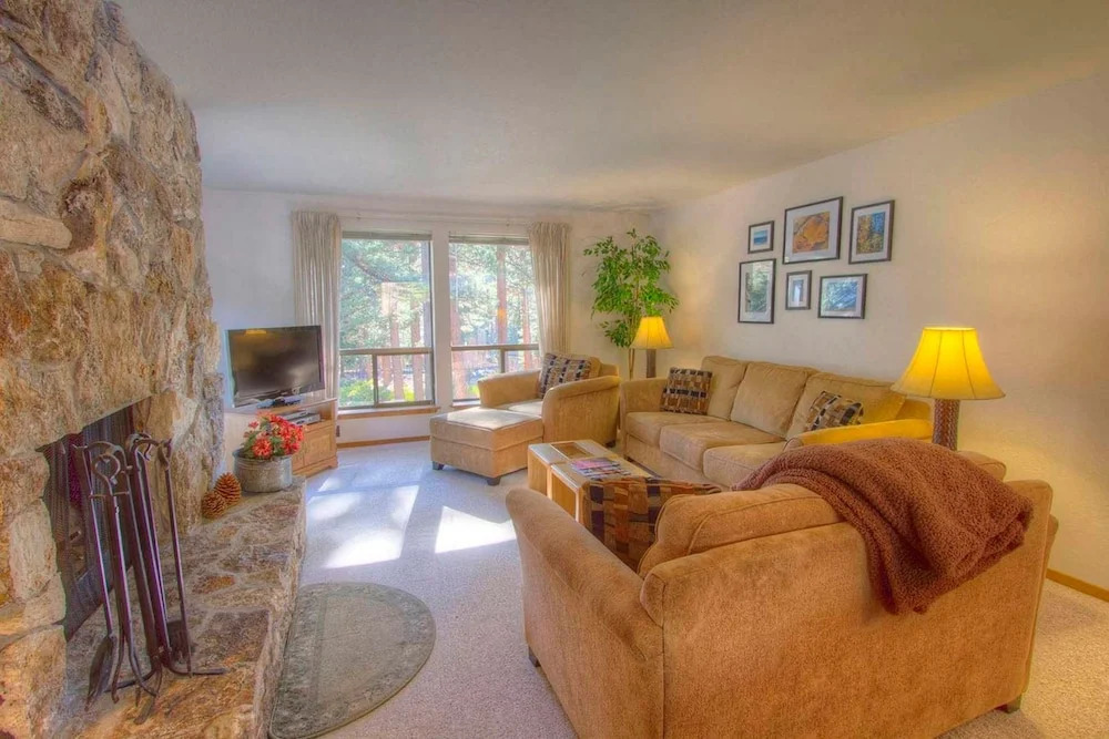 Ski Lake Lodge by Lake Tahoe Accommodations