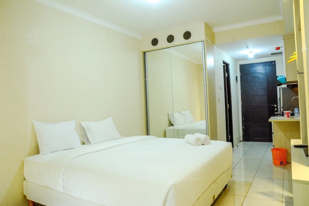 Modern Studio Grand Serpong Apartment By Travelio