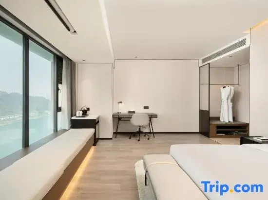 Madison Hotel (Yibin Hejiangmen Yangtze River Park)