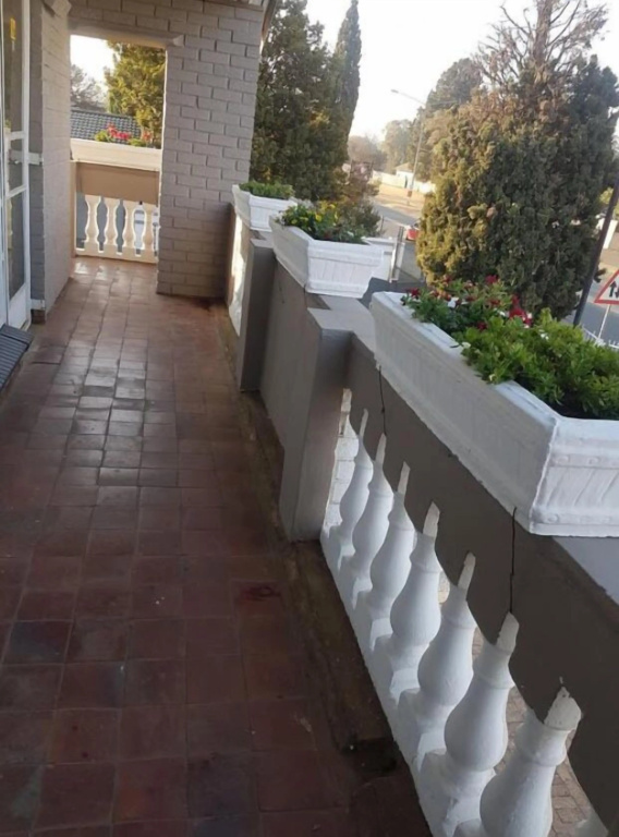 Stay at Home Airport Lodge