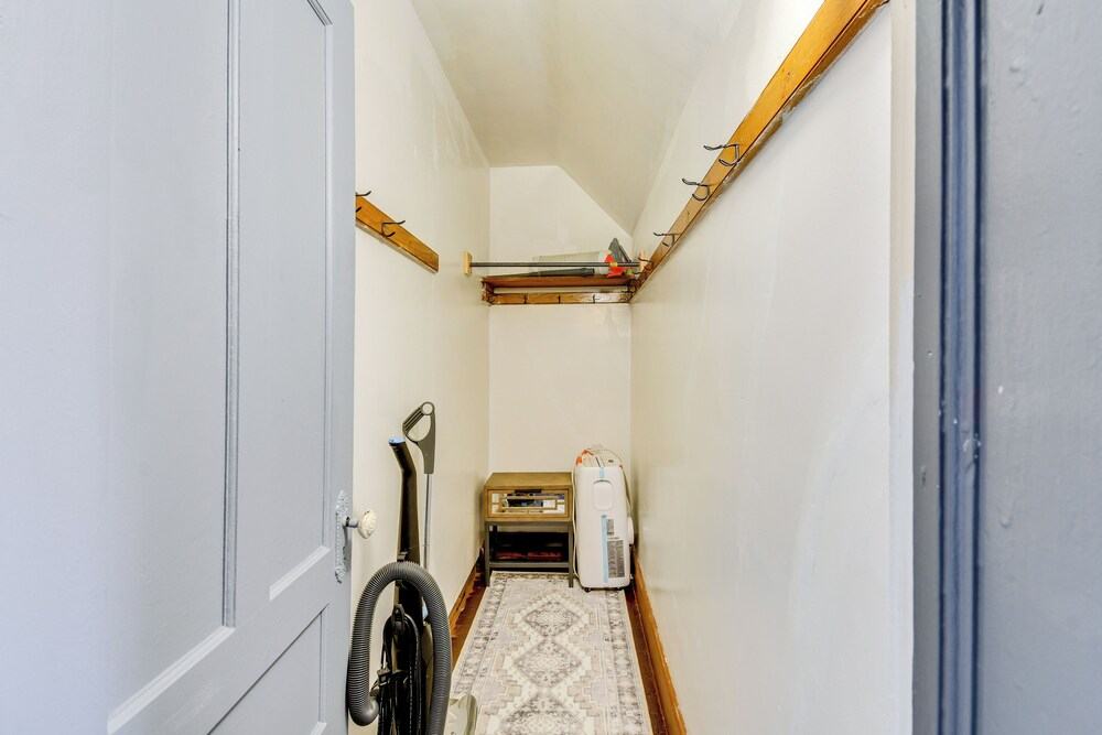 < 2 Mi to Hospitals & University: South Wedge Apt!