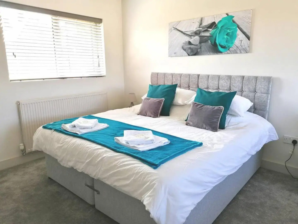Renovated Whole House sleeps 4-5, WiFi, Parking near Sheffield Parkway