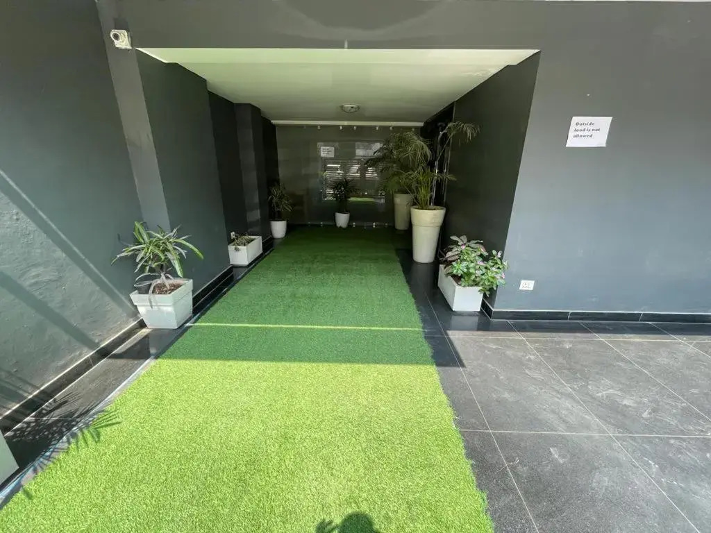 Saltstayz Express - Golf Course Road & DLF Phase-1