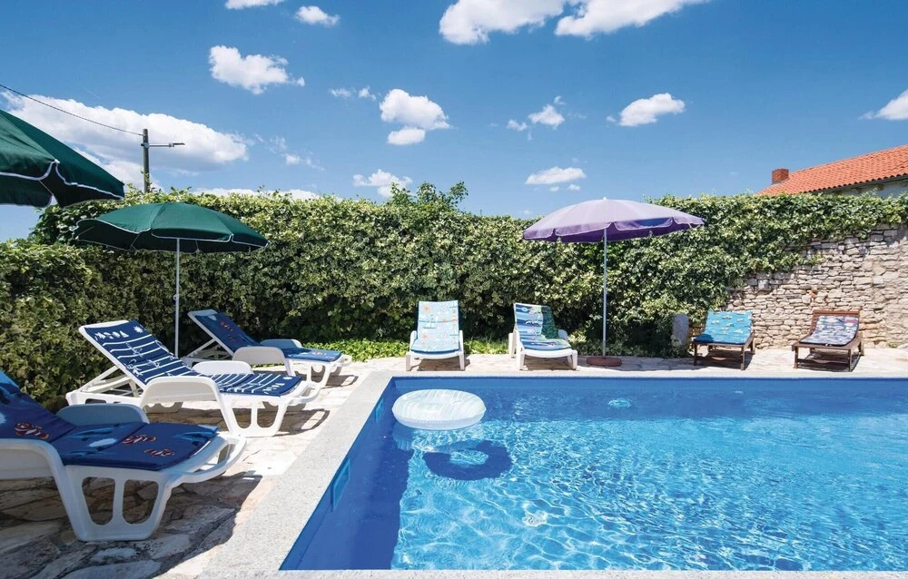 Stunning Home in Kuzinici With Wifi and 5 Bedrooms