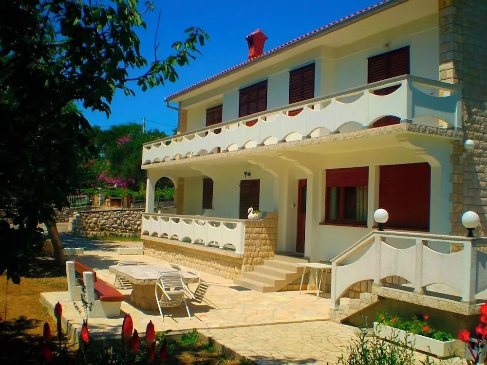 Spacious and Sunny Apartment on Island Rab