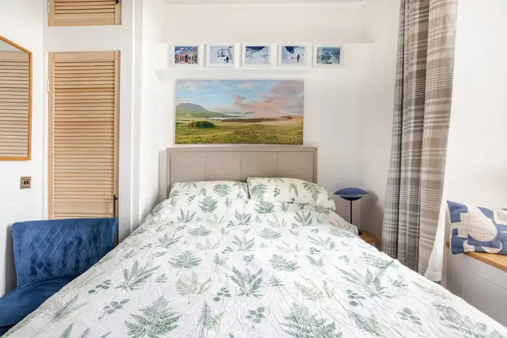 Warm, Upgraded Top-floor Flat in Finnieston