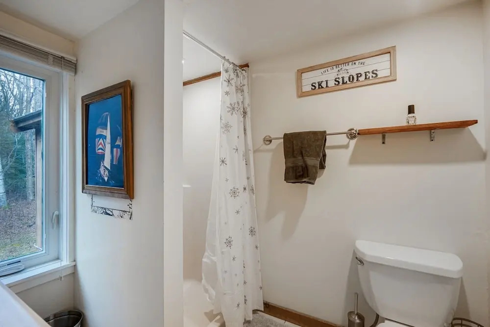 Killington Mountain Home! HotTub & 5 min to Skiing! 3 Bedroom Home by RedAwning