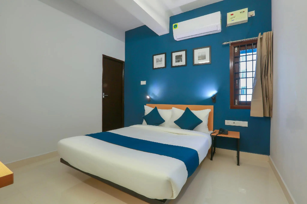 OYO Silver Key 78054  Murugan Rooms