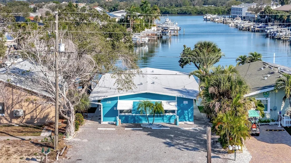 Watefront King Boat Dock Pets OK Walk 2 Beach