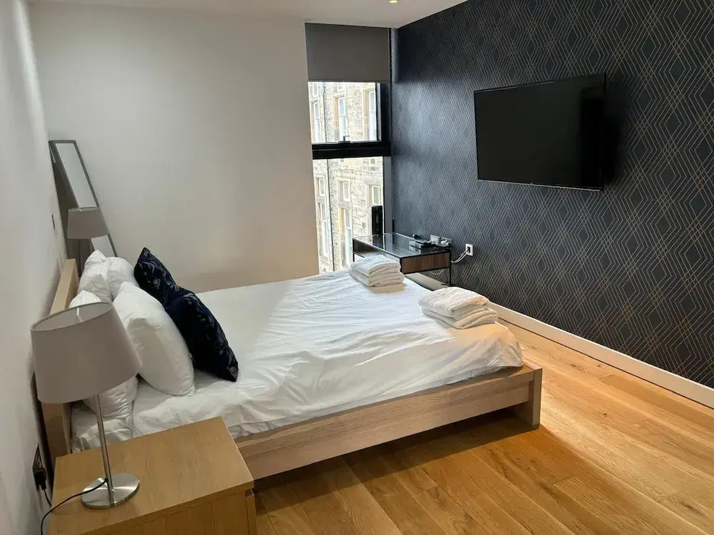 Stunning Park View Quartermile Apartment Close Proximity to Castle & University