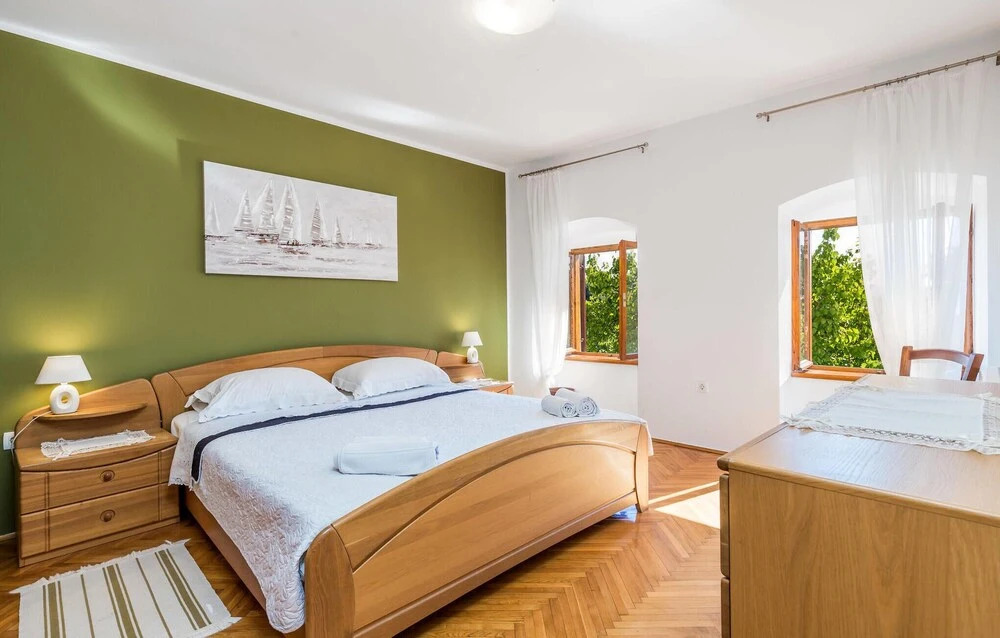 Stunning Home in Ika With 4 Bedrooms and Wifi