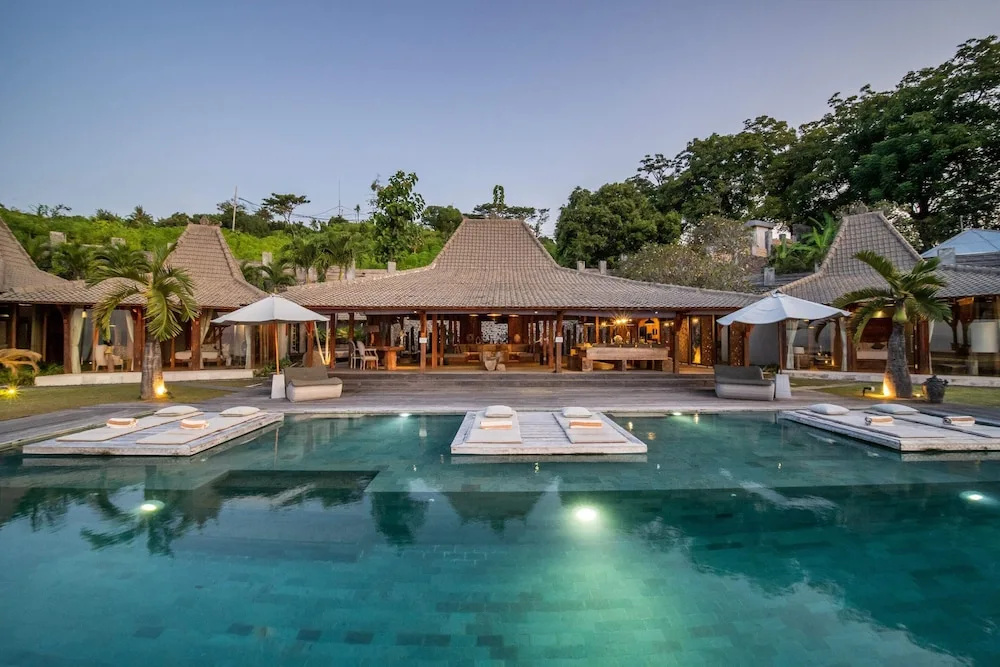 Palatial Wooden Villa, 4br, Lovina