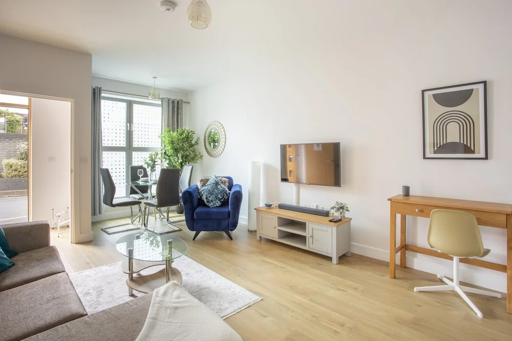 Queens Lodge 1-bed Apartment in Redhill