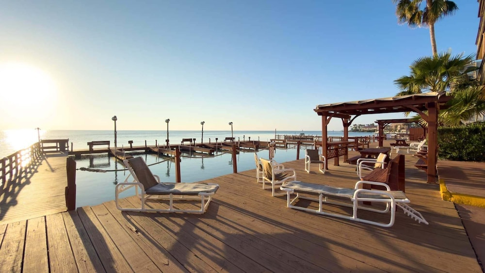Direct Bayfront Sunsets - Boat Docks - Pool - Fish 2 Bedroom Apts