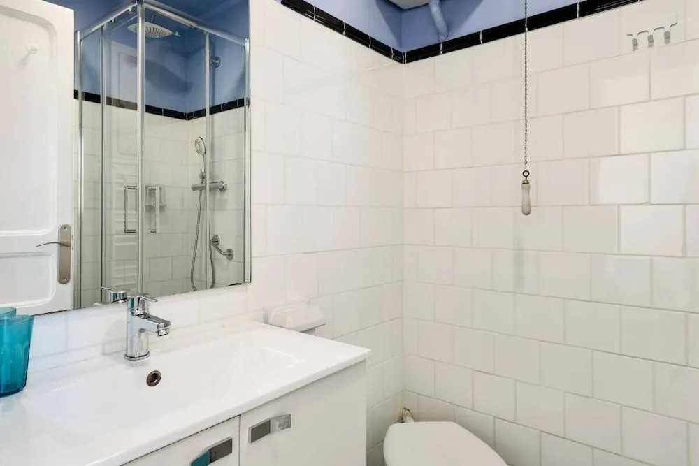 3 Bedroom Apt W/balcony 4 min to Tube