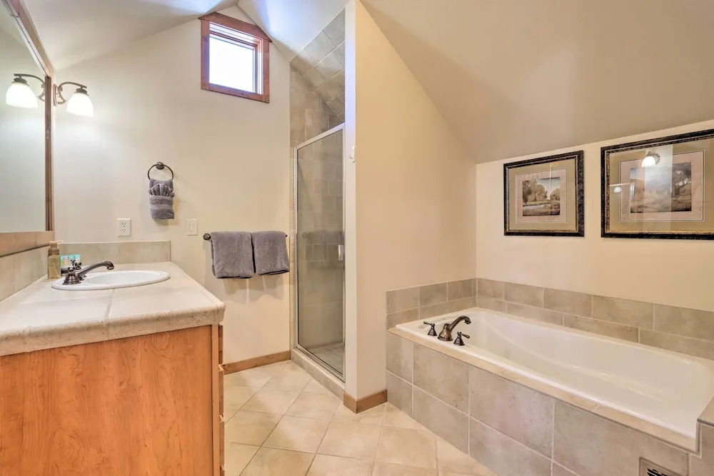 Ski-In/Ski-Out Donnelly Townhome w/ Hot Tub