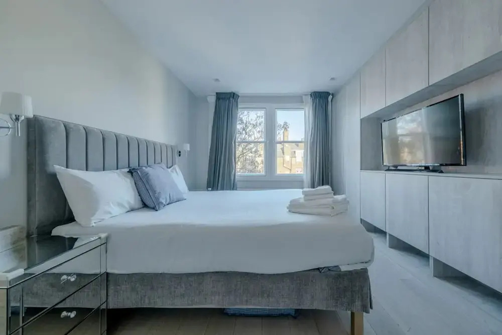 Modern and Luxurious 2 Bedroom Flat - Barons Court