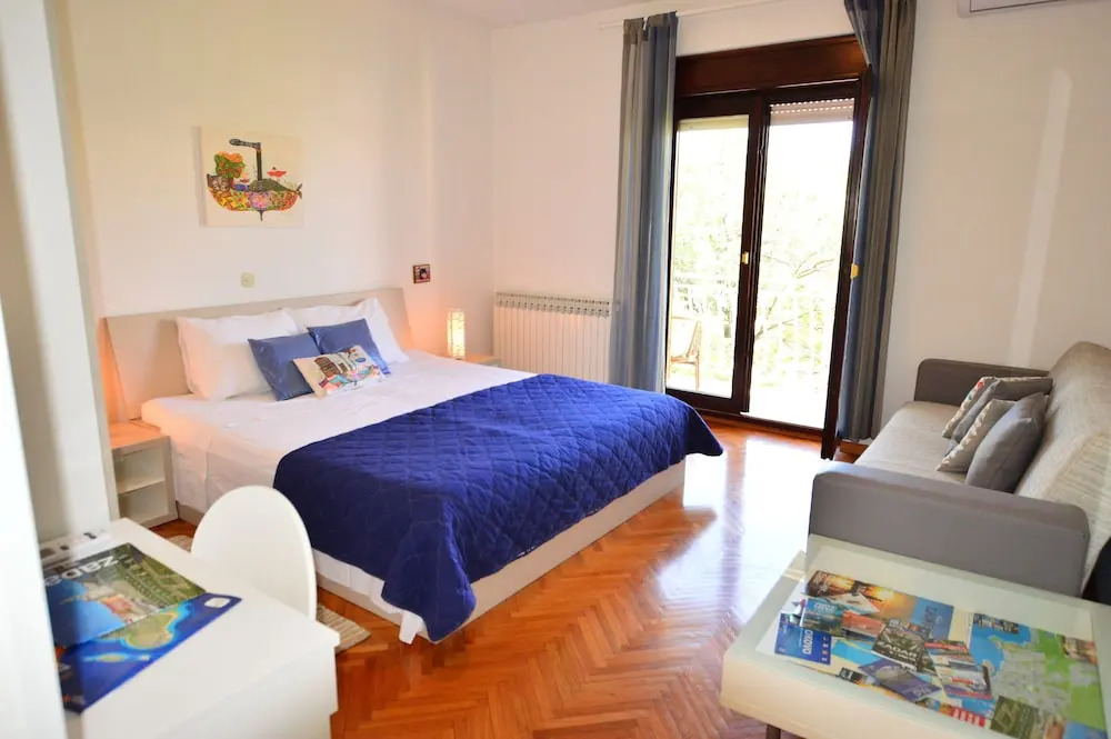 Elza Apartments